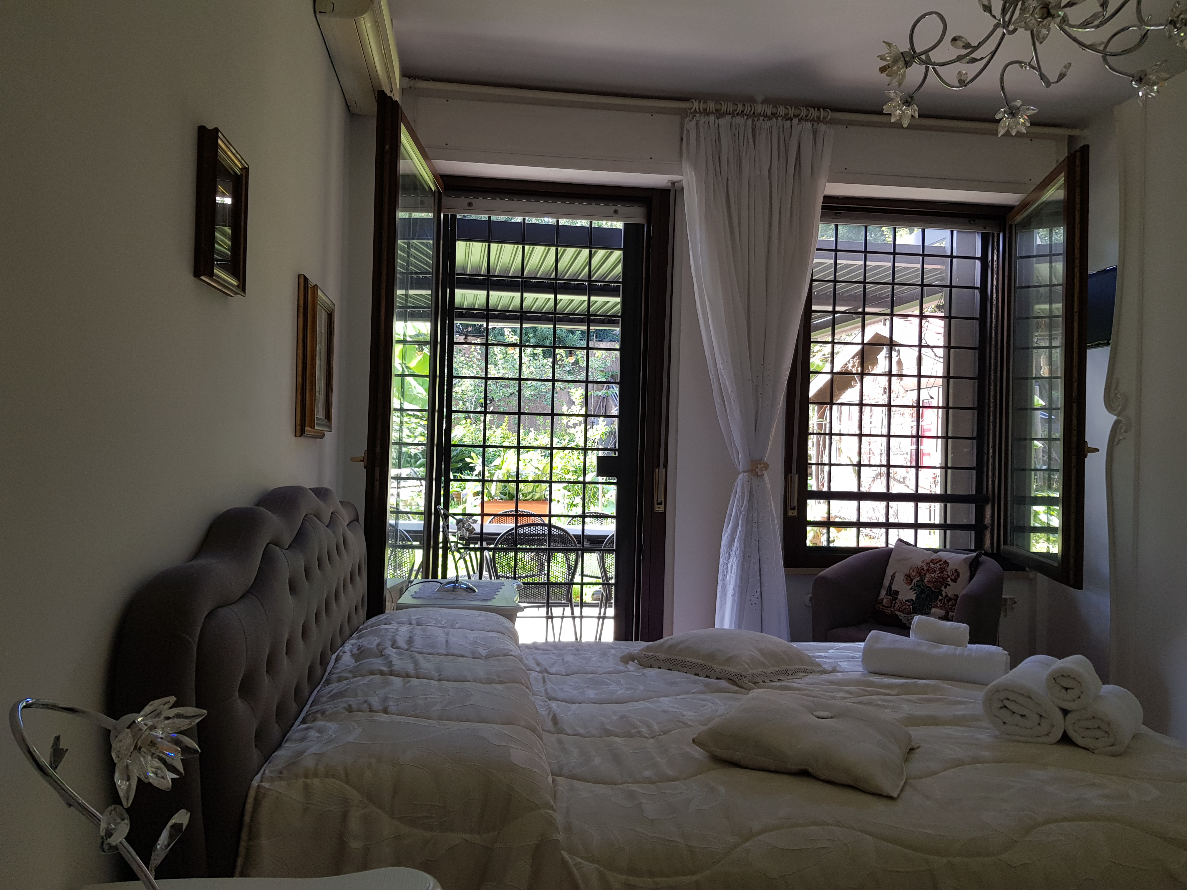 EUR Charme Apt - Living Room